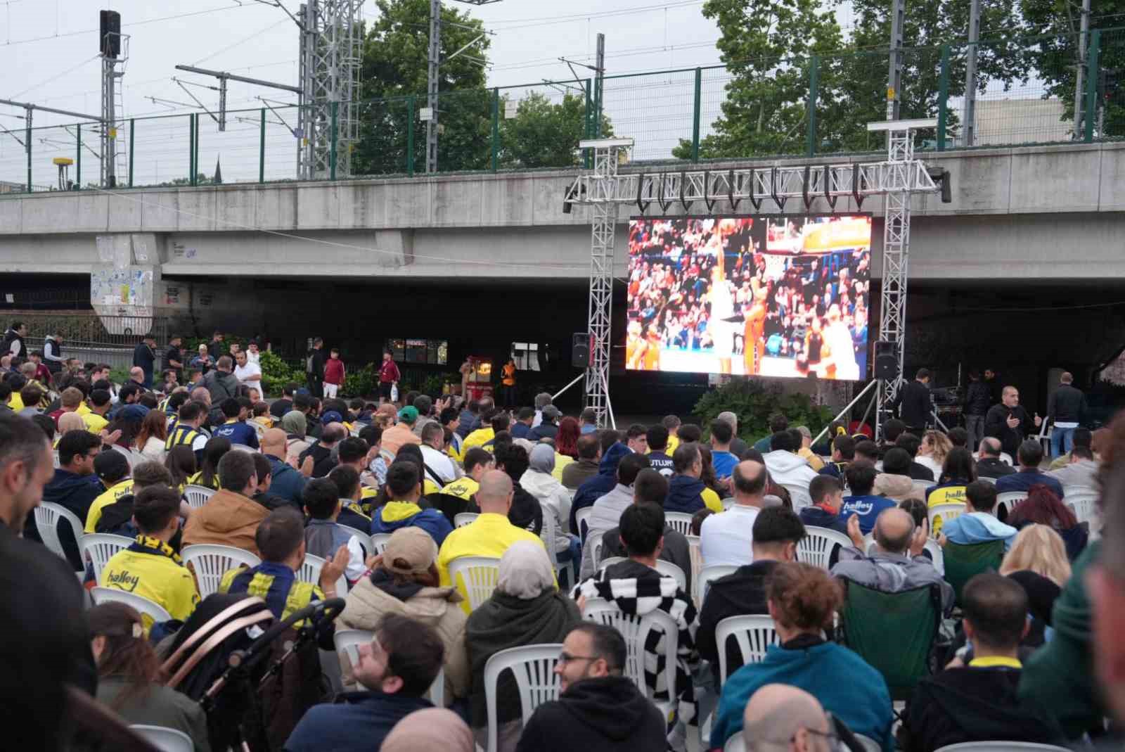 kartalda-fenerbahcenin-euroleague-final-maci-dev-ekranda-izlendi