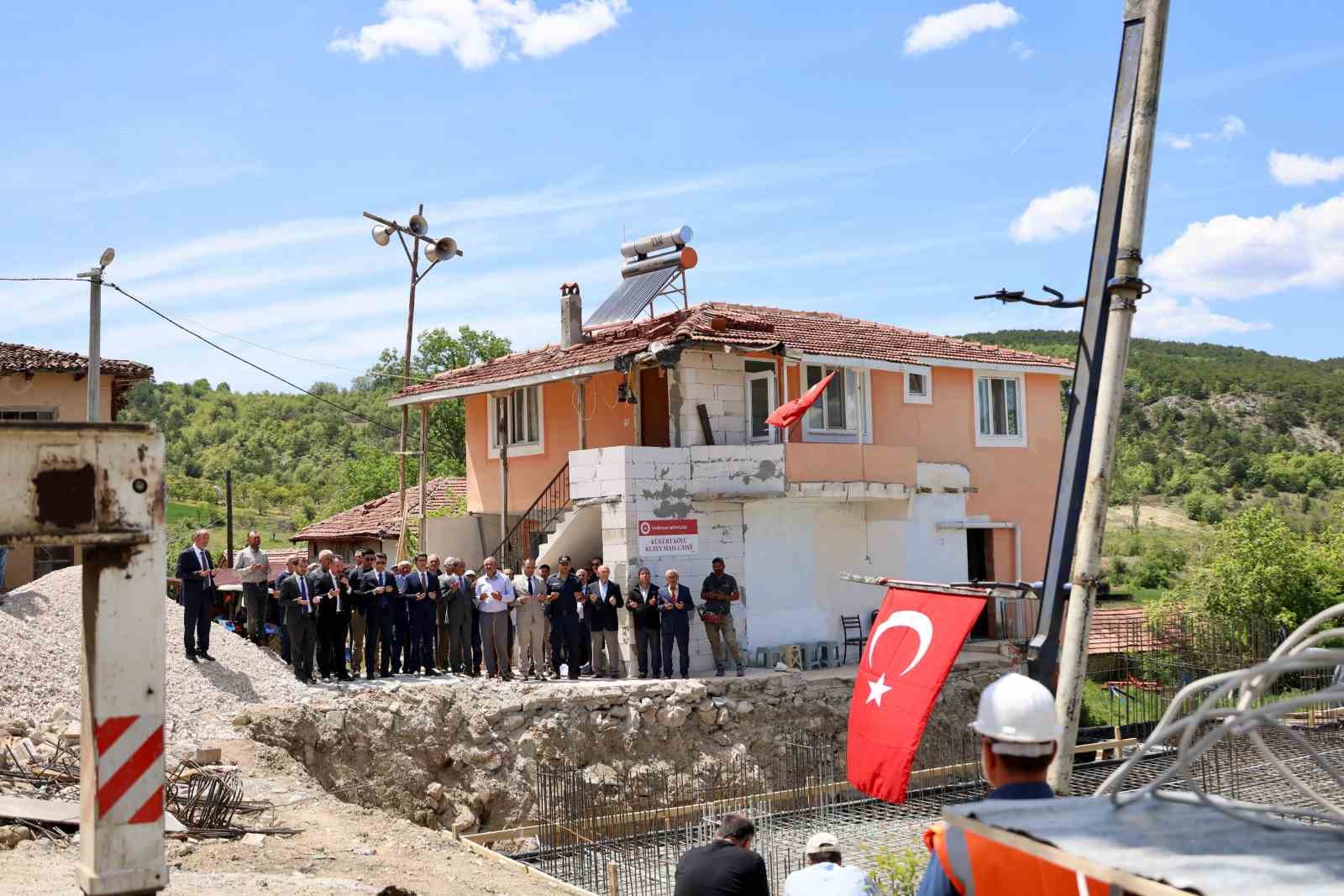 kukurt-koyu-camii-temel-atma-toreni-dualar-esliginde-gerceklesti
