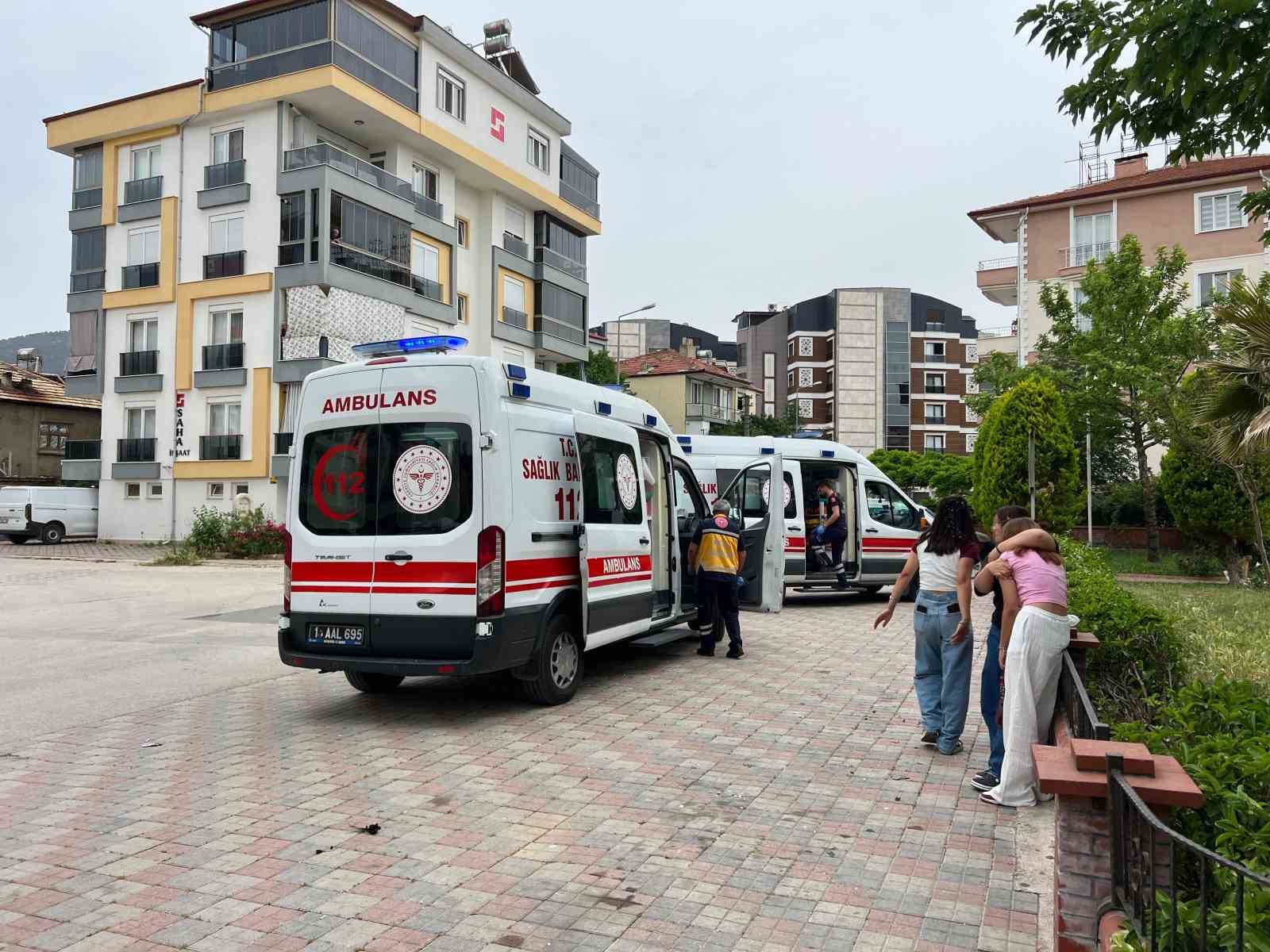 liseli-kizlarin-sosyal-medya-kavgasini-ayirmak-icin-araya-giren-2-kiz-bicaklandi