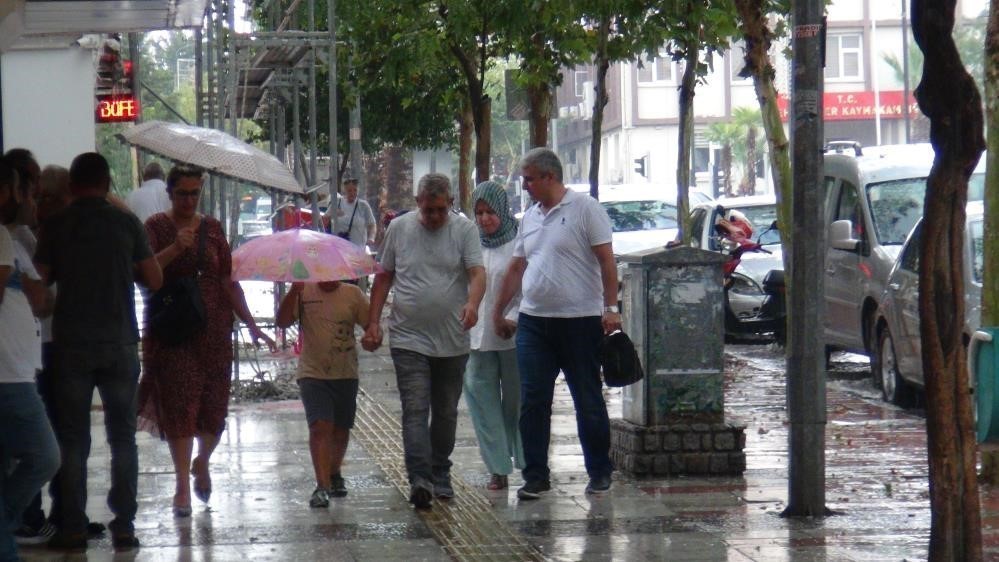 manisaya-kuvvetli-yagis-ile-birlikte-camur-uyarisi