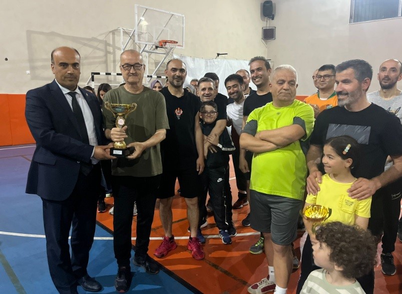 ogretmenler-arasi-voleybol-turnuvasi-tavsanlida-sona-erdi