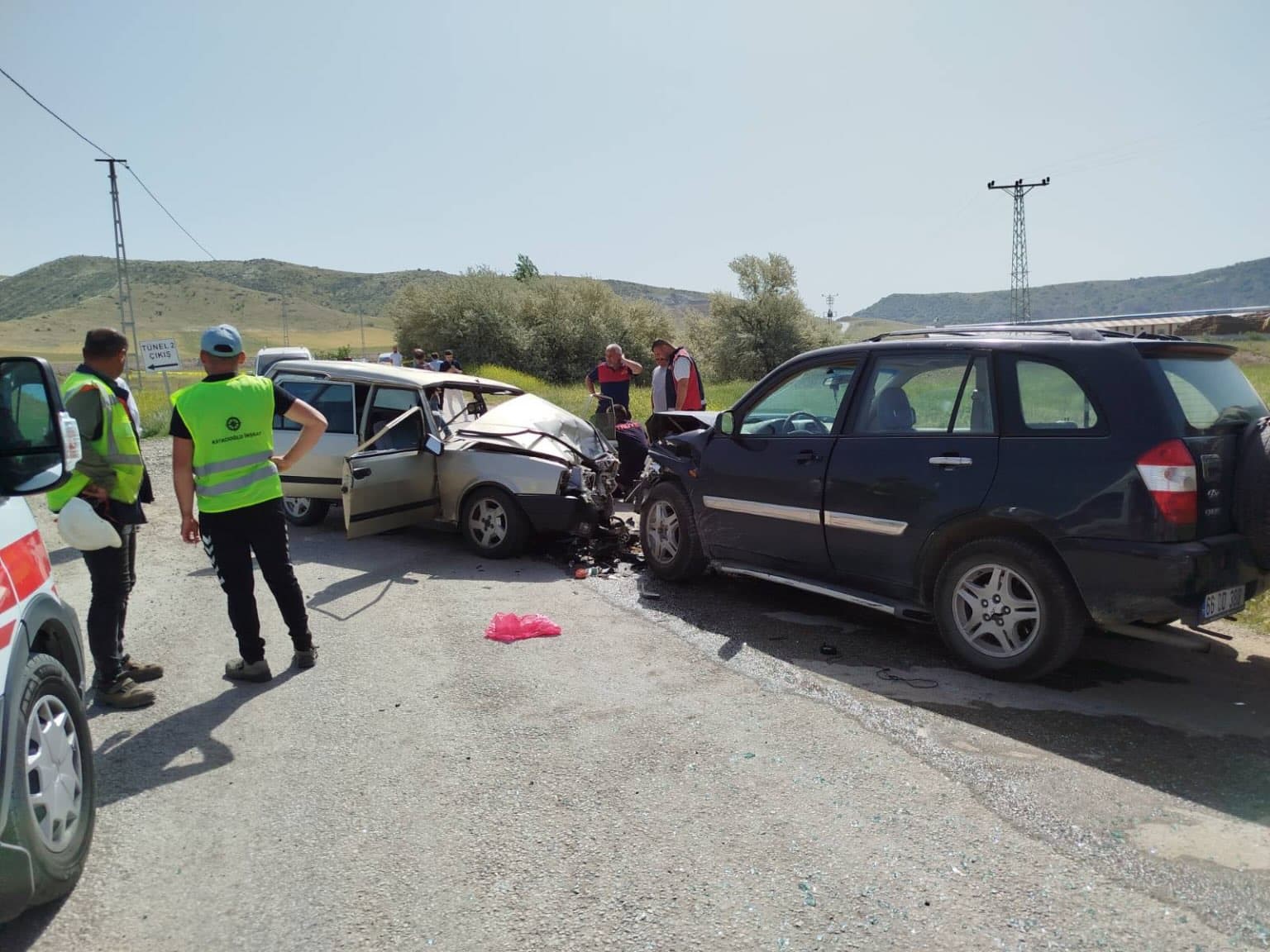 otomobil-ve-cip-kafa-kafaya-carpisti-1i-agir-6-yarali