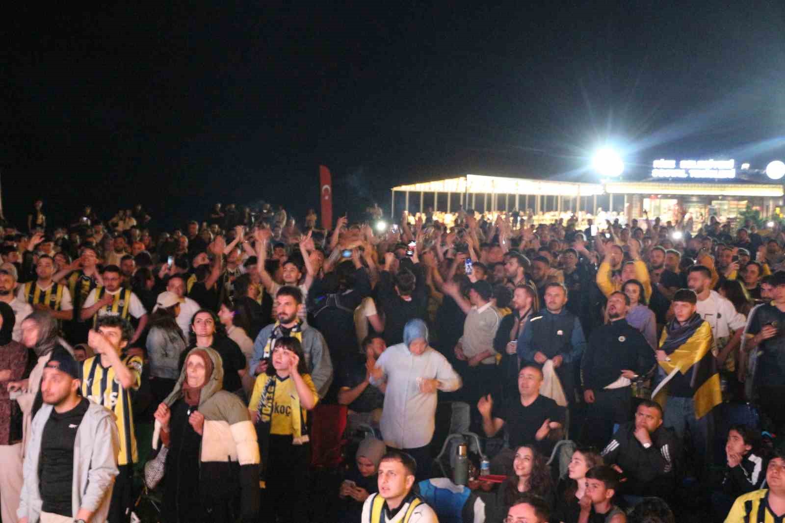rizede-fenerbahcelilerden-sampiyonluk-kutlamasi