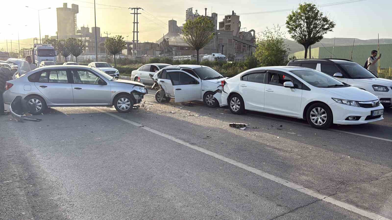 sivasta-zincirleme-trafik-kazasi-4-yarali