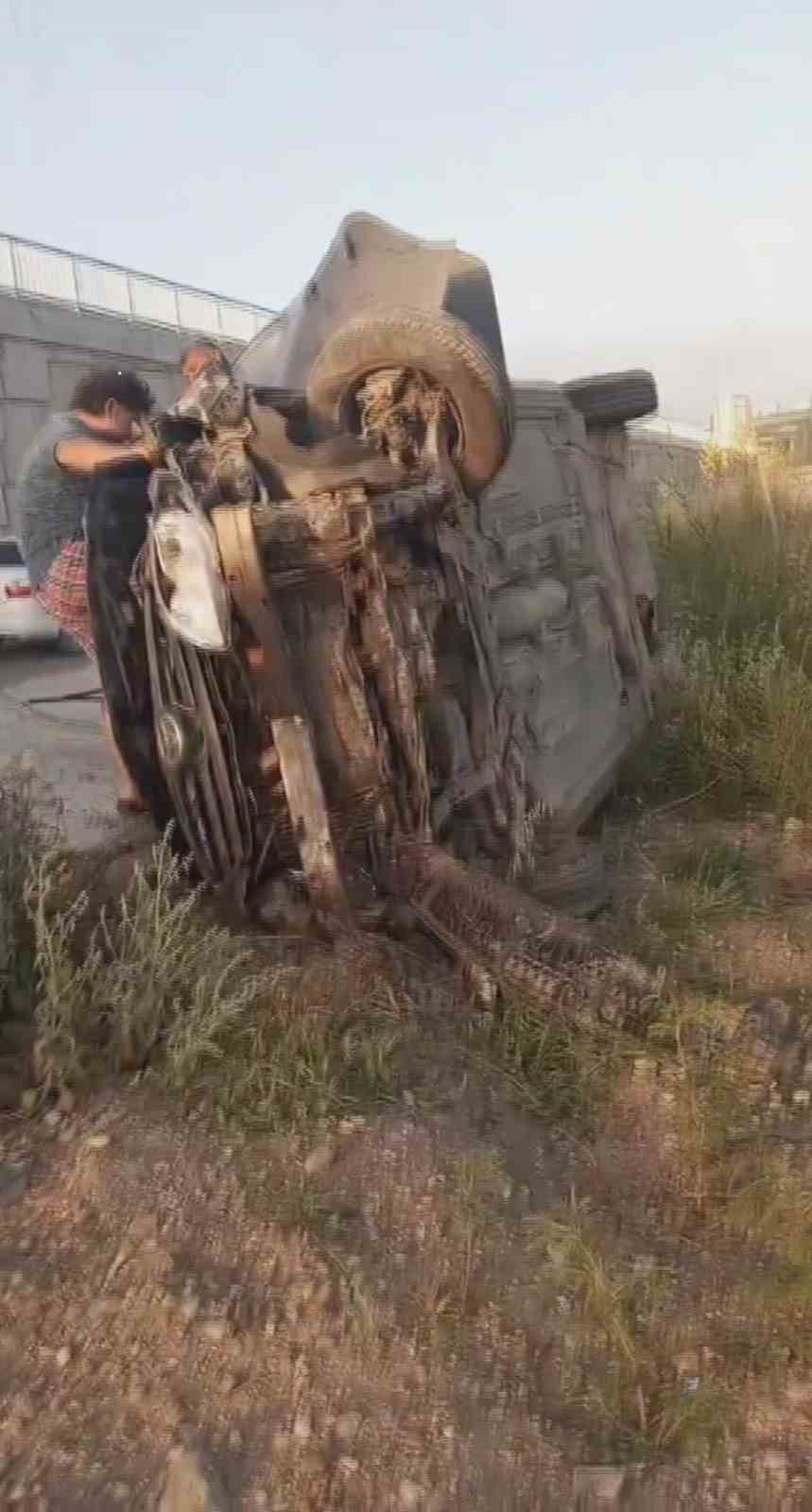 takla-atan-atarak-yan-yatan-otomobildeki-4-kisi-yaralandi