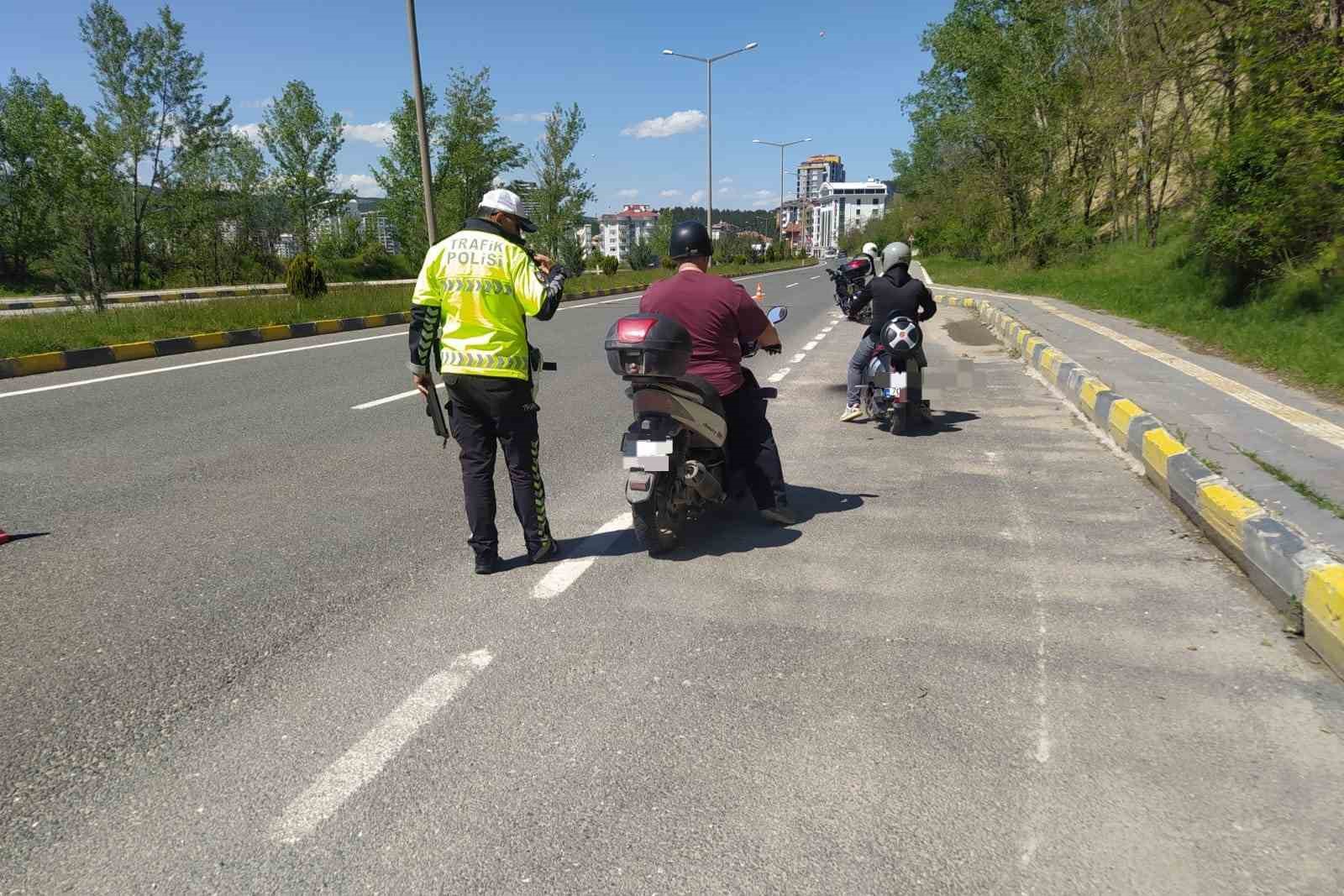 trafikte-kazaya-davetiye-cikaran-motosiklet-surucusu-kamerada