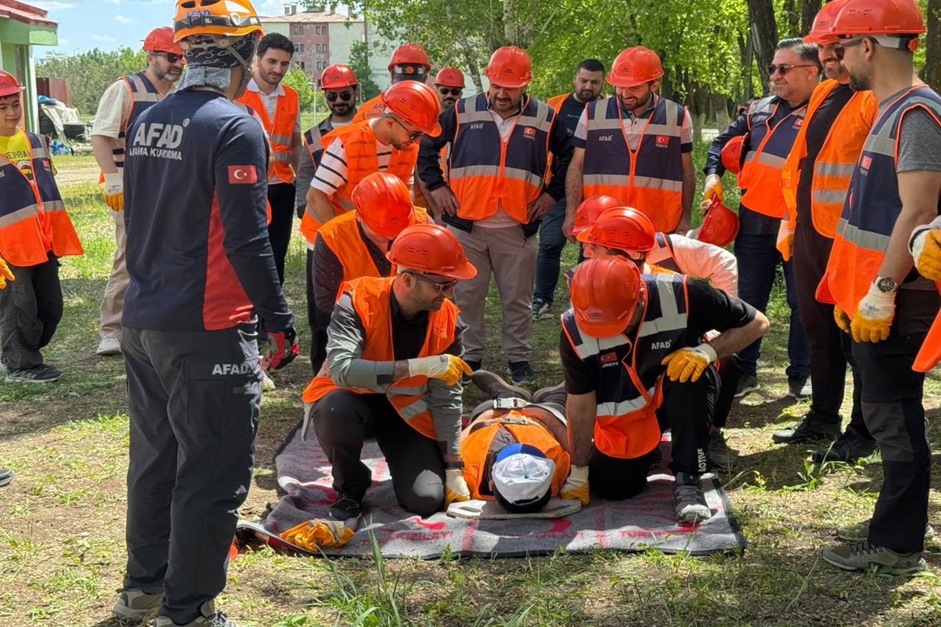 umut-kervani-agri-dernegi-arama-kurtarma-ekibi-afad-egitimlerini-basariyla-tamamladi