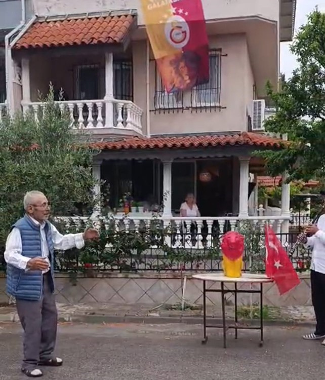 84-yasindaki-vatandas-galatasarayin-sampiyonlugunu-davul-zurnayla-kutladi