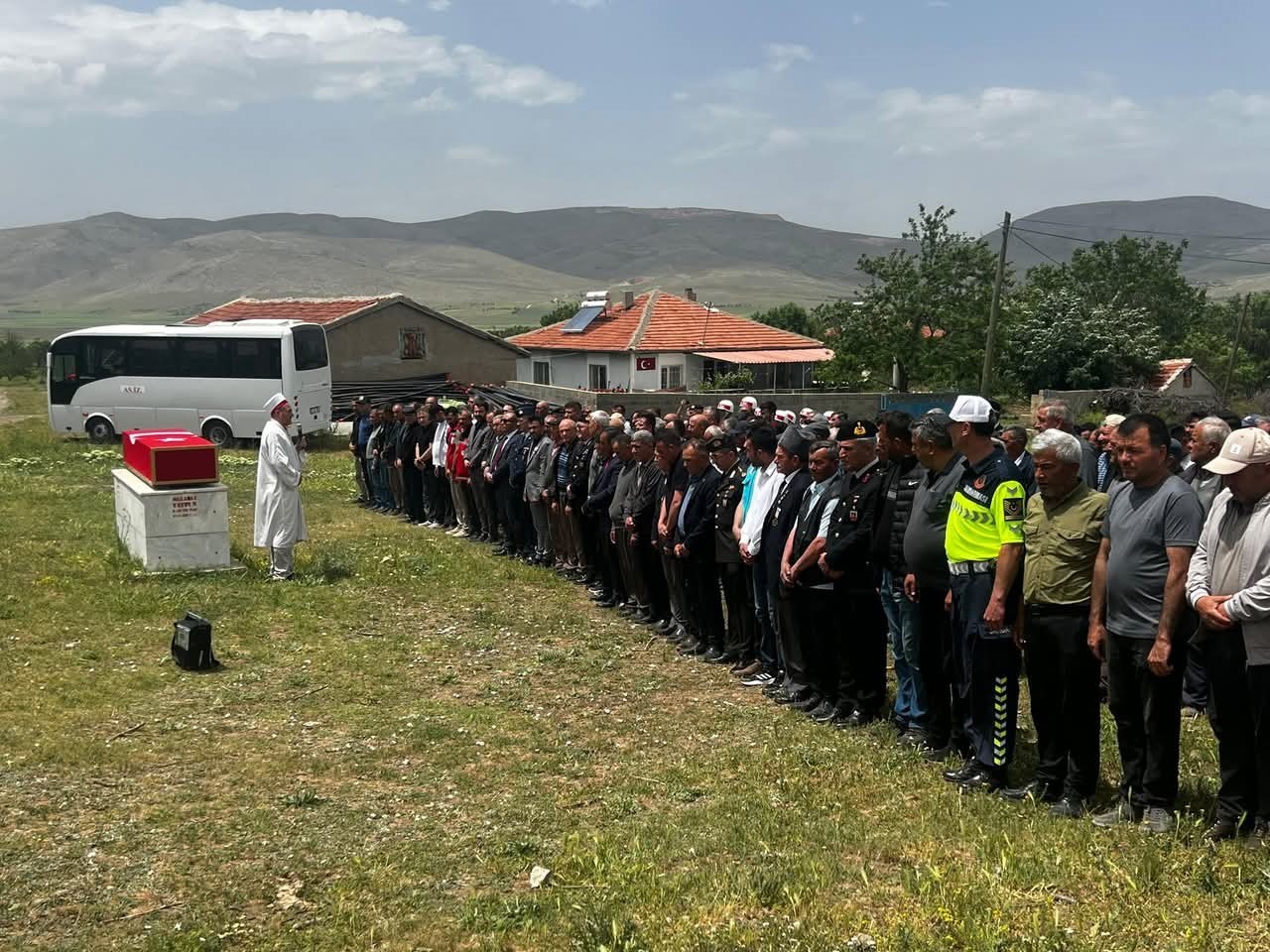 afyonkarahisarda-vefat-eden-kibris-gazisi-topraga-verildi