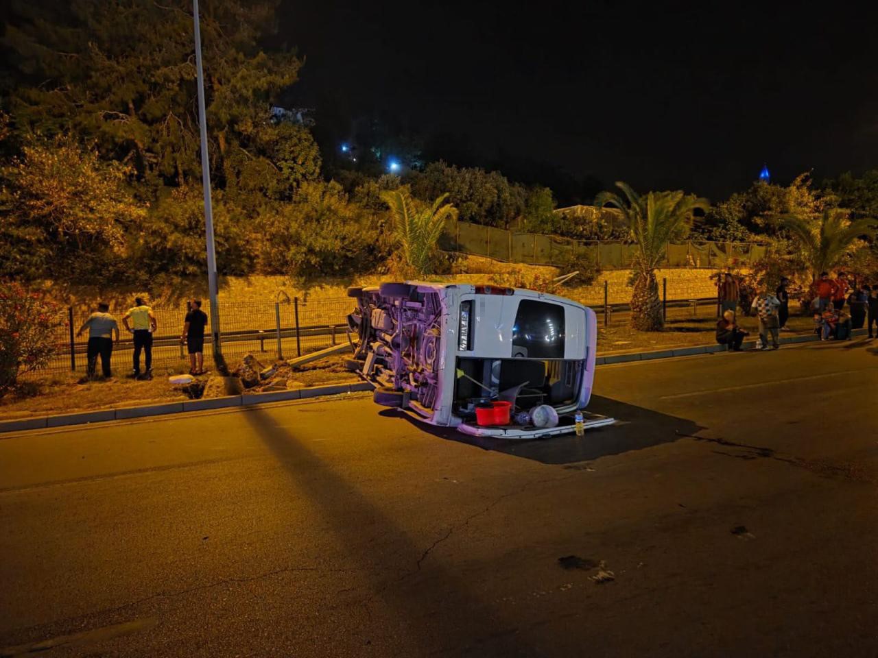 alanyada-aydinlatma-diregine-carpan-minibus-devrildi