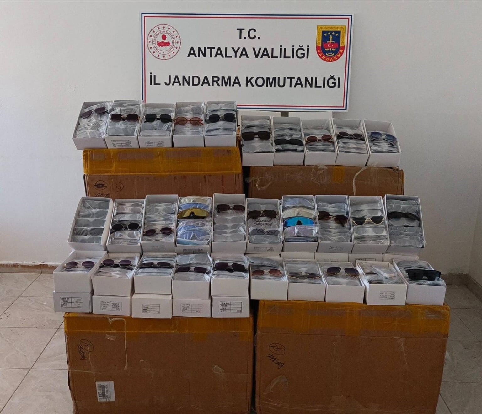 antalya-gaziapasada-15-bin-adet-kacak-gunes-gozlugu-ele-gecirildi