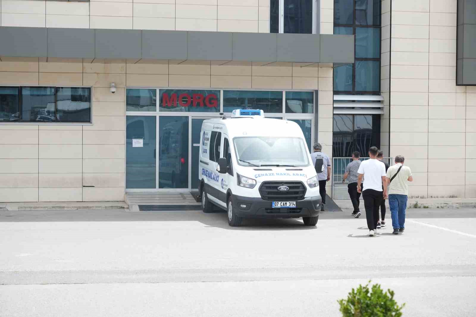 babasinin-bicaklayarak-oldurdugu-gencin-cenazesi-morgdan-alindi
