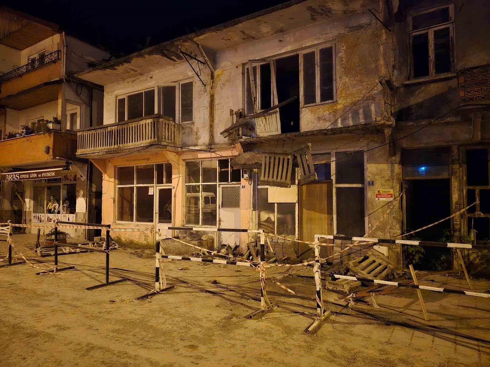 balkon-park-halindeki-aracin-uzerine-dustu