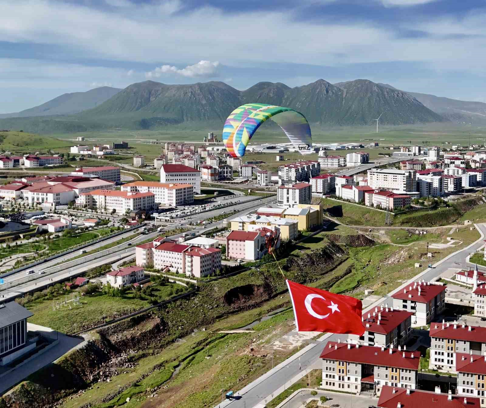 bitlis-semalarinda-yamac-parasutu-heyecani-yasandi