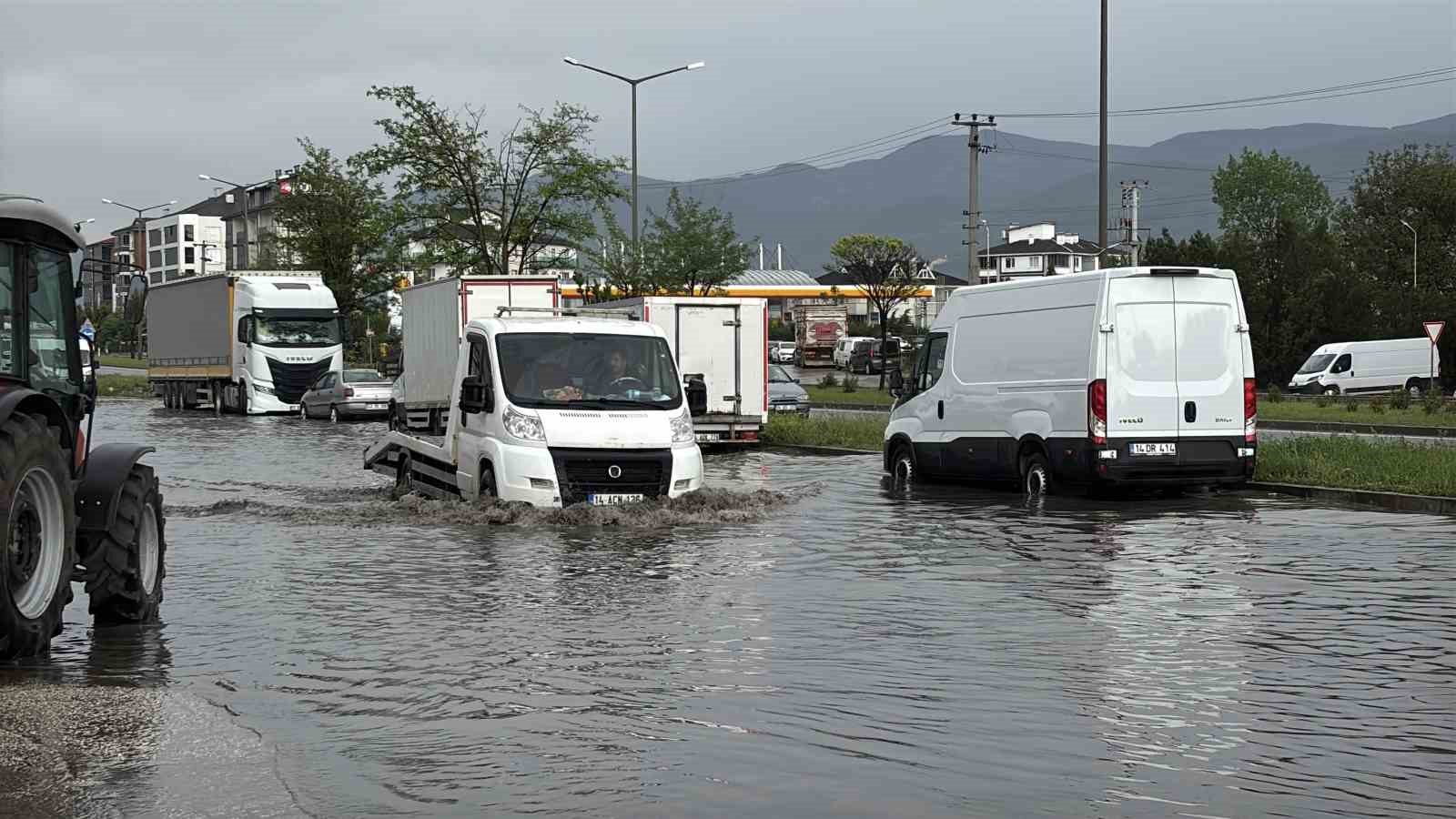 boluda-saganak-ve-firtina-hayati-felc-etti-yollar-gole-dondu