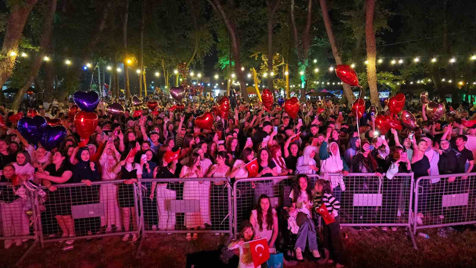 devrekte-genclik-festivali-renkli-goruntulere-sahne-oldu
