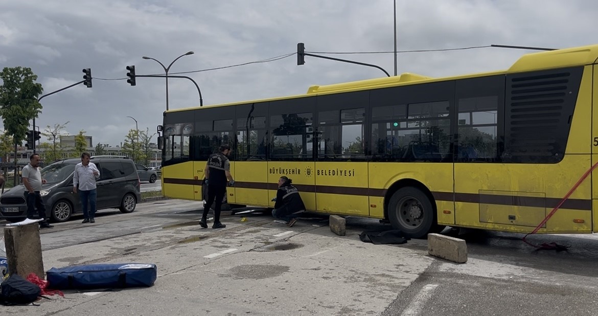 donus-yapan-otobusun-altina-giren-motosikletli-genc-hayatini-kaybetti