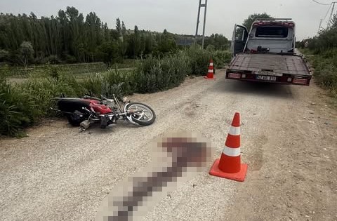 ehliyetsiz-surucunun-carptigi-motosikletli-hayatini-kaybetti