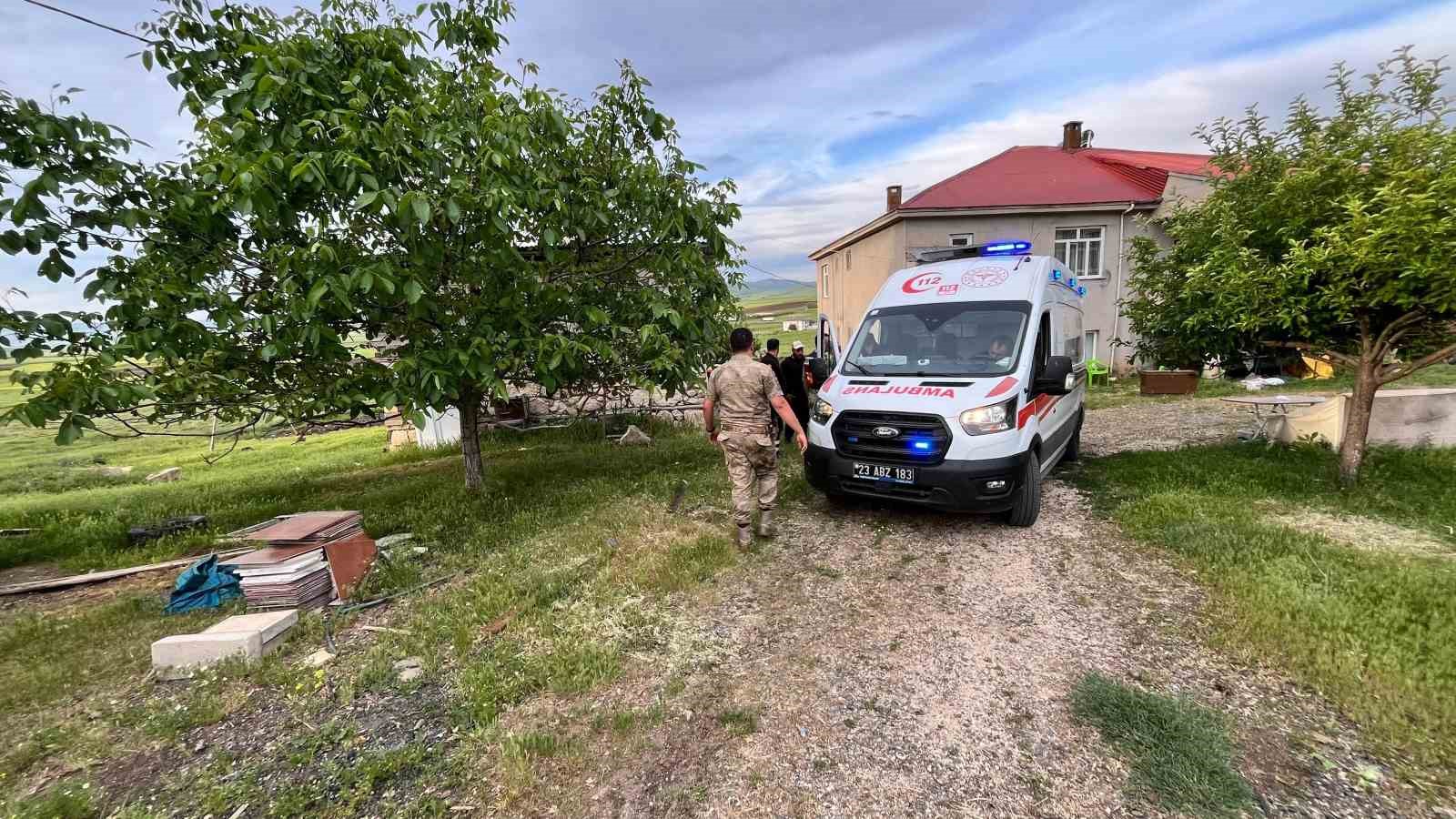 elazigda-traktorun-altinda-kalan-kisi-yaralandi