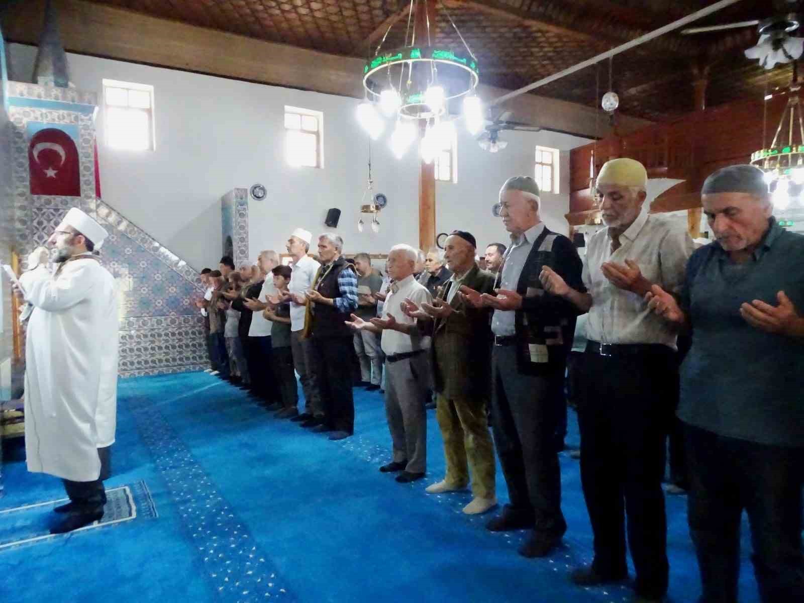 emet-yenicekoyde-binlerce-kisinin-katildigi-yagmur-duasi