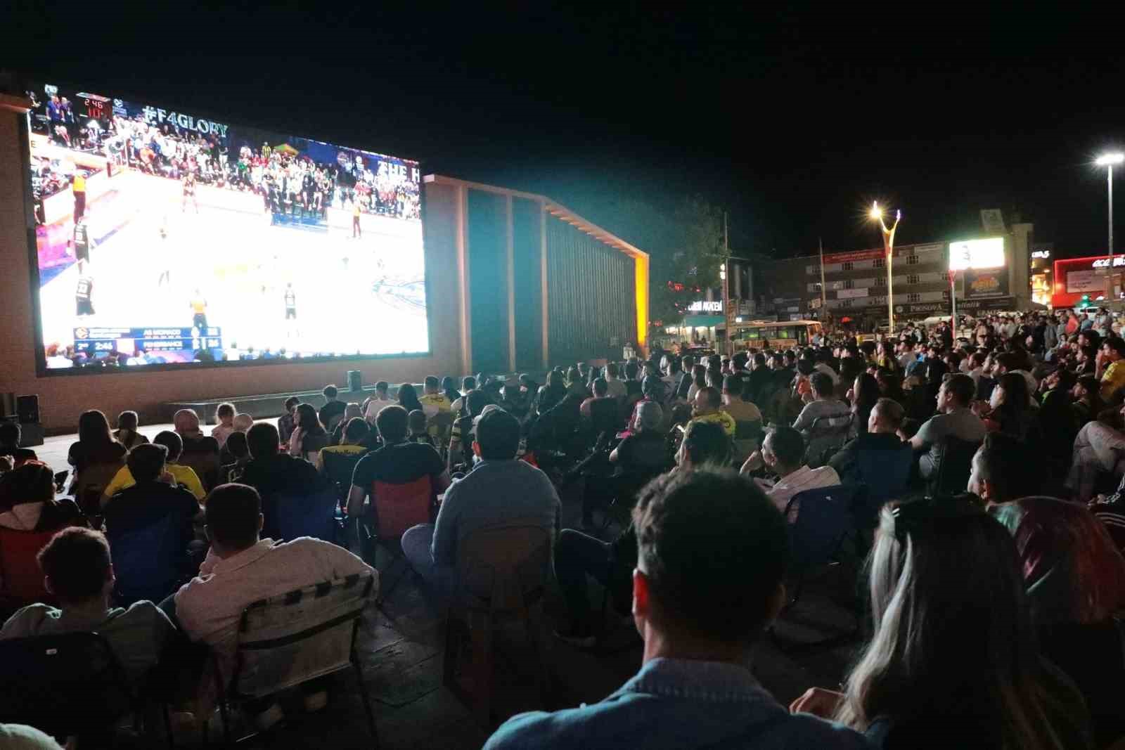 erzincanda-fenerbahcenin-euroleague-final-maci-dev-ekranda-izlendi