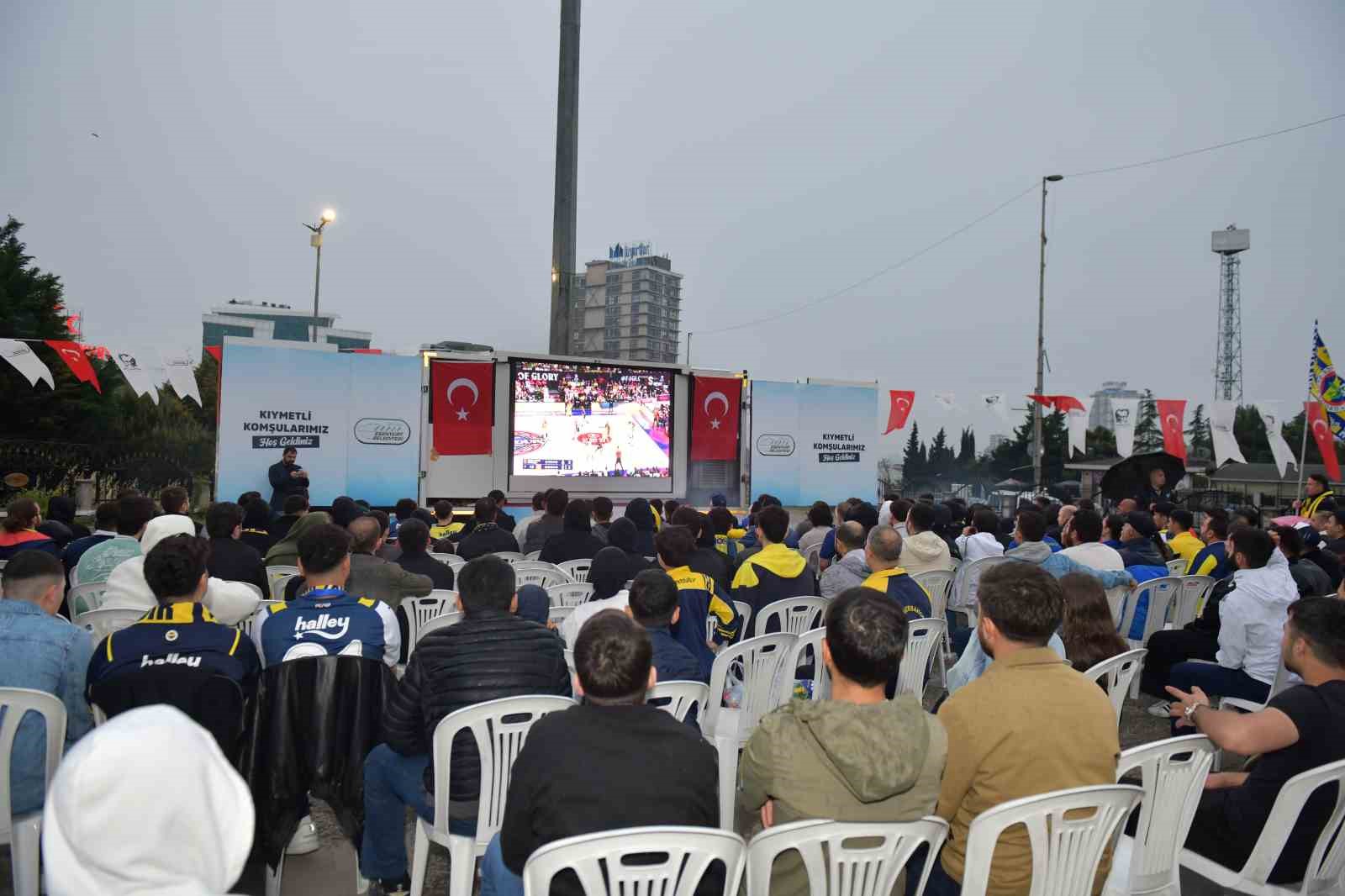 esenyurtta-final-coskusu-fenerbahce-zaferi-dev-ekranda-kutlandi
