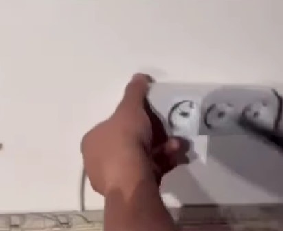 evini-aparta-cevirip-prizlere-gizli-kamera-yerlestirdi