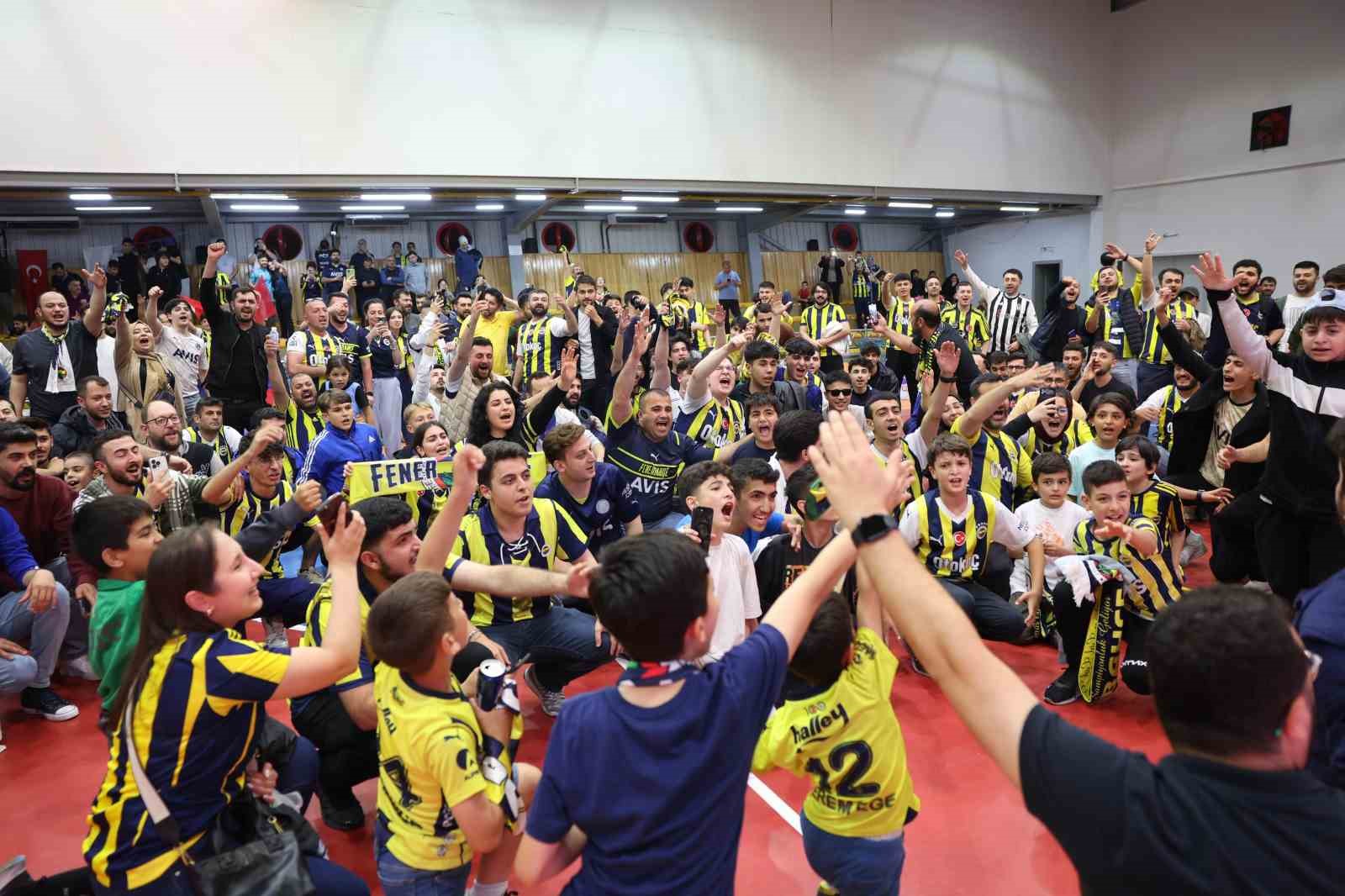 fenerbahcenin-avrupa-sampiyonlugu-daricada-dev-ekrana-yansitildi