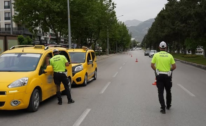 ispartada-asayis-ve-trafik-uygulamasinda-10-arac-surucusune-ceza