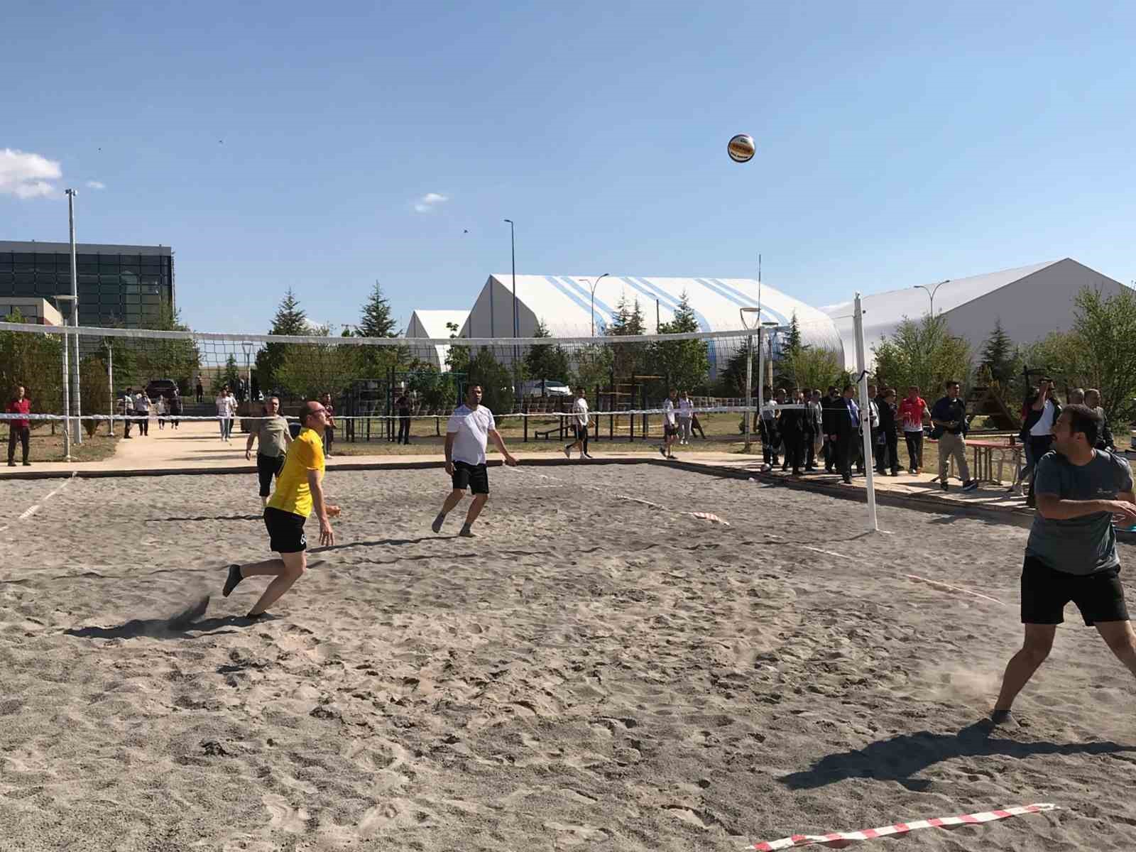 kmude-plaj-voleybolu-heyecani-yasandi