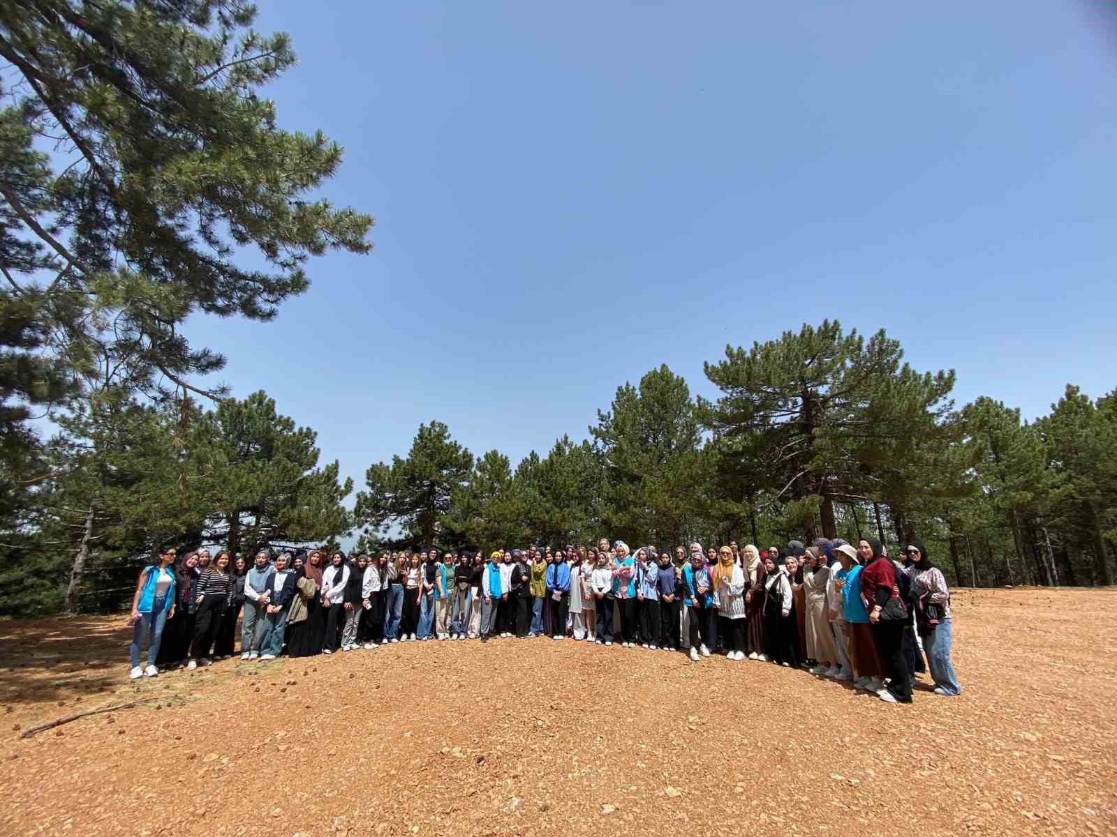 kutahyada-130-kiz-ogrenciye-murat-dagi-kampi