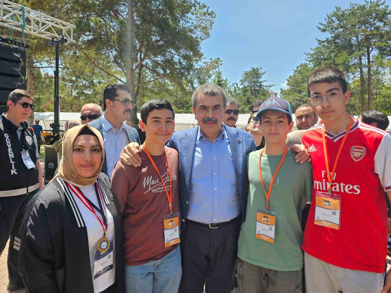 kutahyali-ogrenci-uluslararasi-meb-robot-yarismasinda-iha-mini-dron-kategorisinde-dunya-sampiyonu-oldu