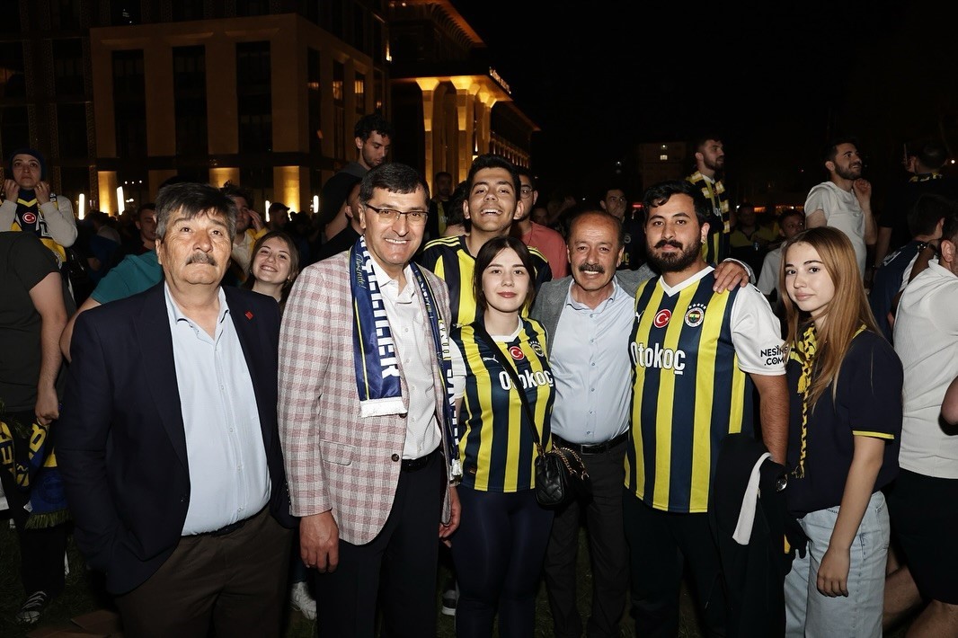 kutahyalilar-euroleague-final-heyecanini-belediye-bahcesinde-birlikte-yasadi