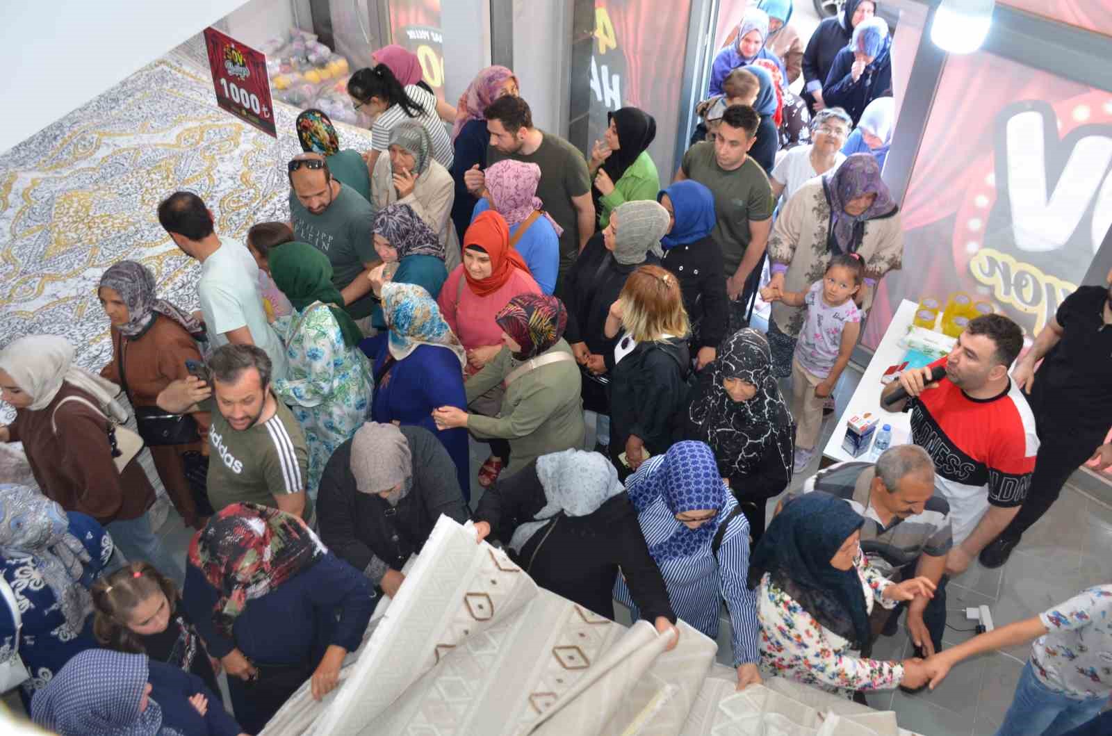 magazaya-girmek-icin-adeta-birbirilerini-ezdiler
