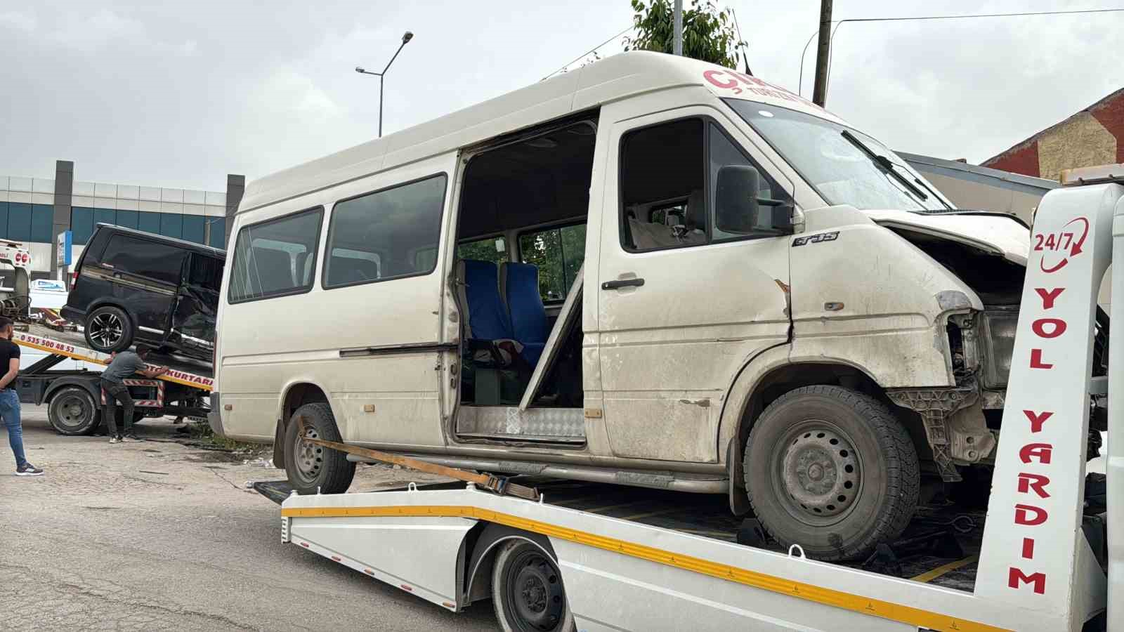 minibus-ile-kamyonet-carpisti-9-kisi-yaralandi