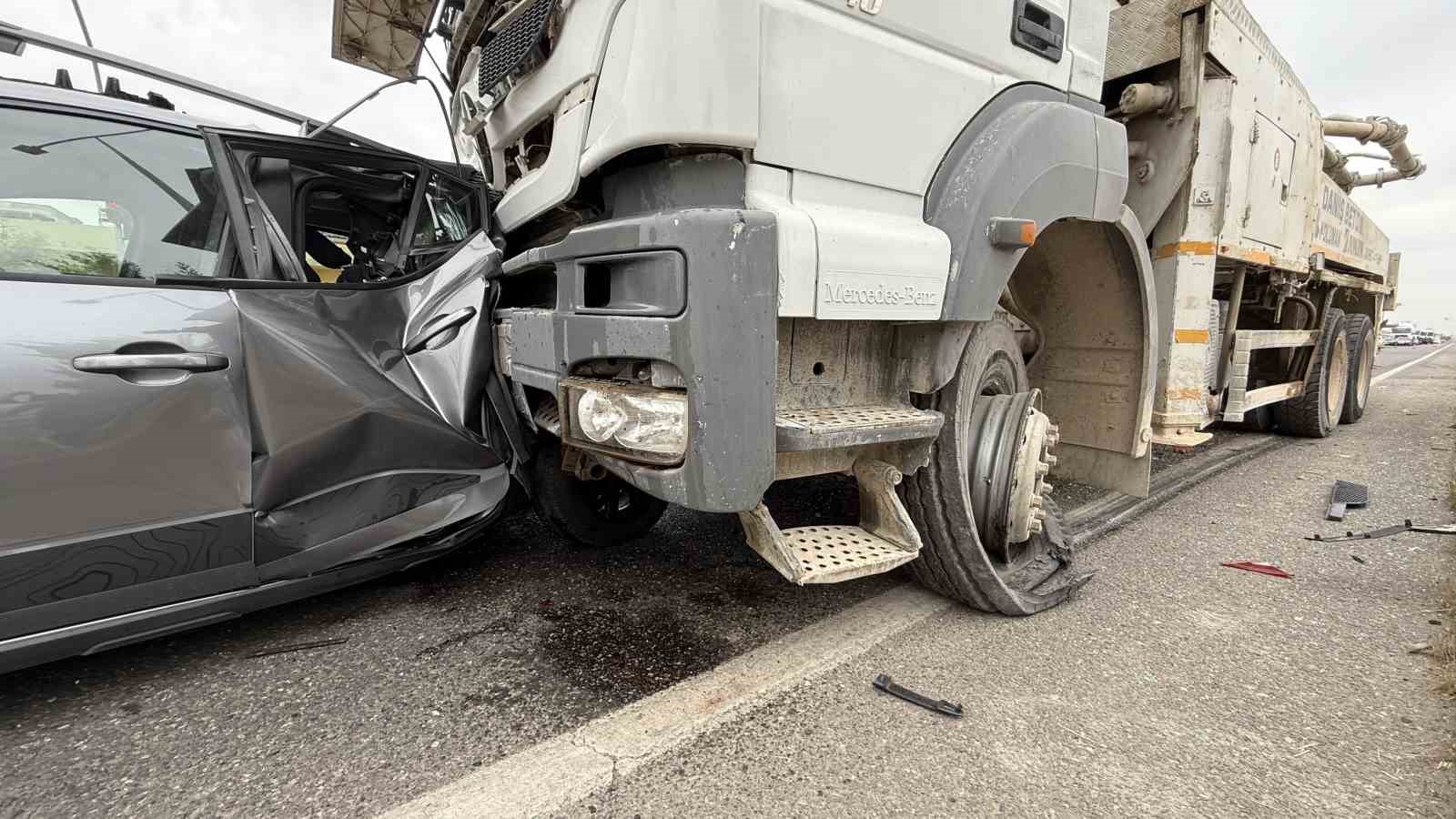 otomobil-beton-mikseri-ve-minibus-carpisti-11-yarali
