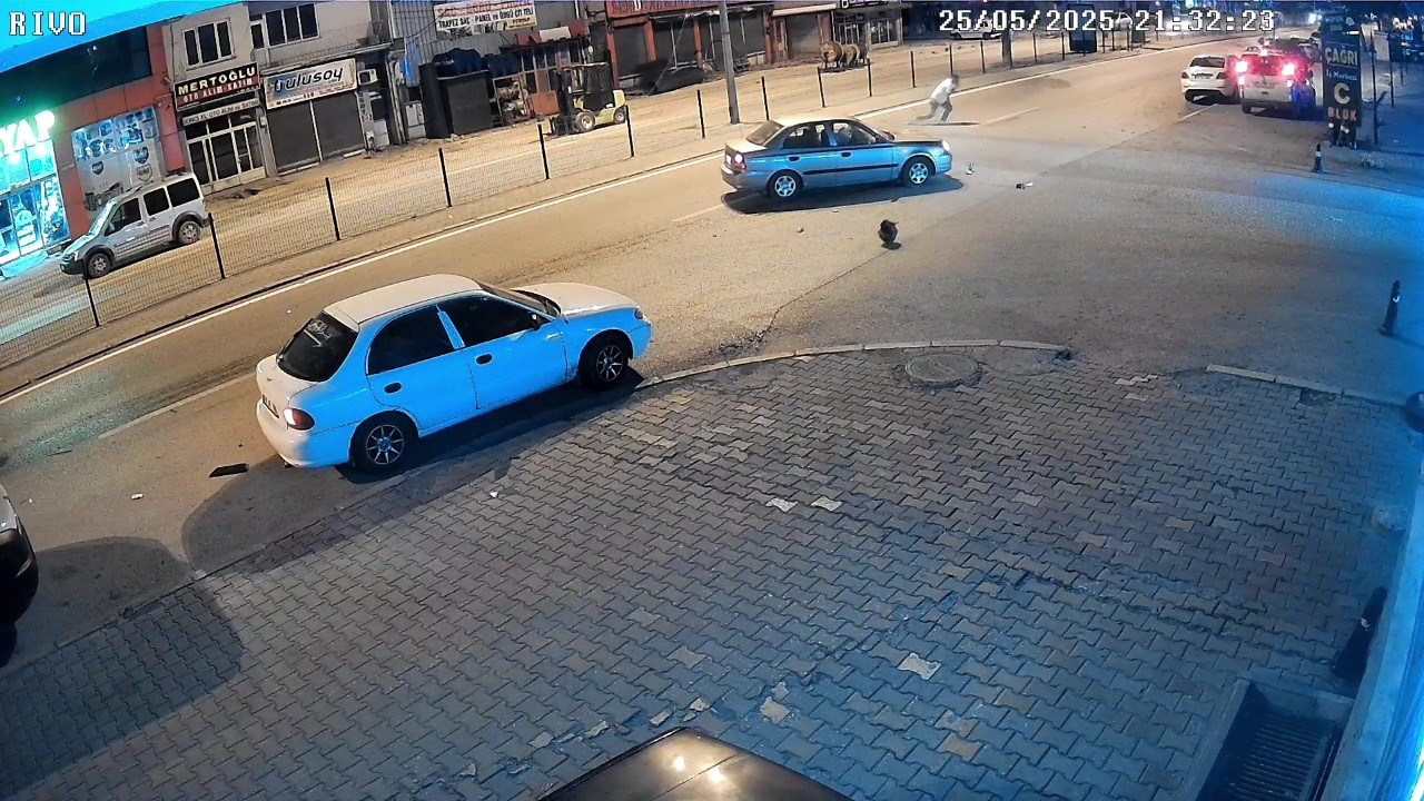 otomobilin-carptigi-motosikletlinin-suruklendigi-anlar-kamerada