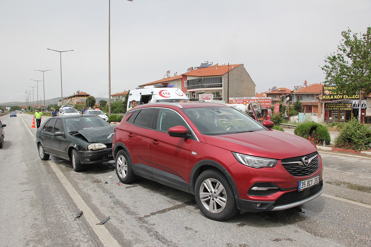 seyir-halindeyken-kirmizi-isikta-bekleyen-otomobile-carpti-1-yarali