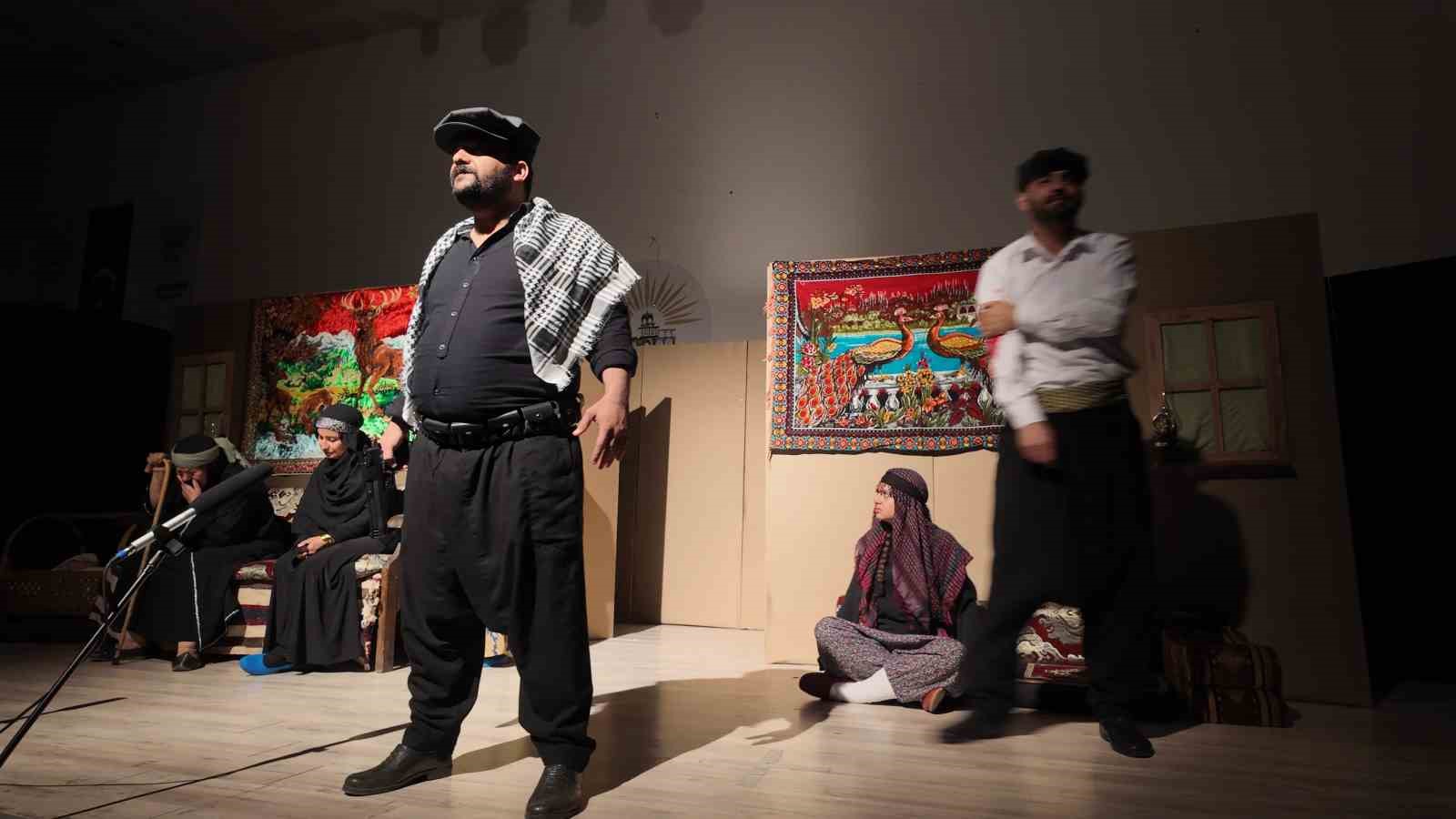 siverekte-asiretten-barisa-cagri-tore-tiyatrosuna-yogun-ilgi
