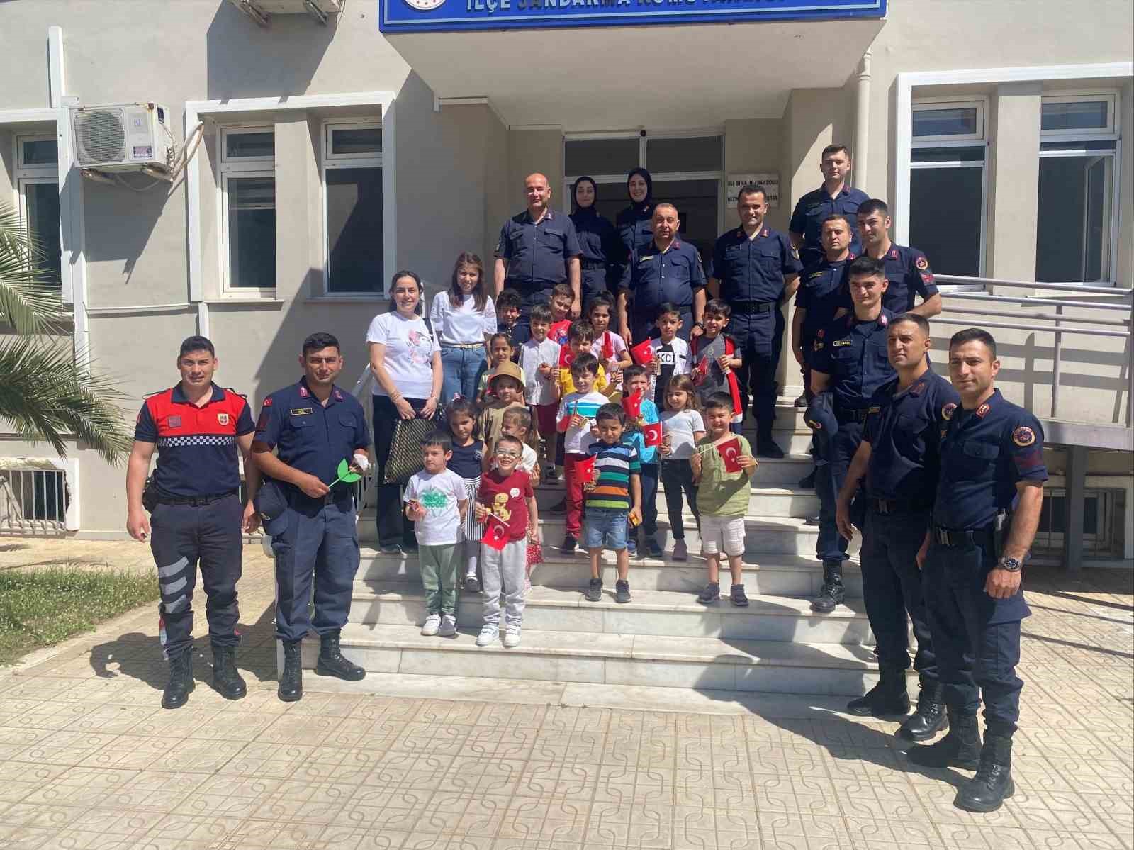 sultanhisarda-jandarma-ekipleri-minikleri-agirladi