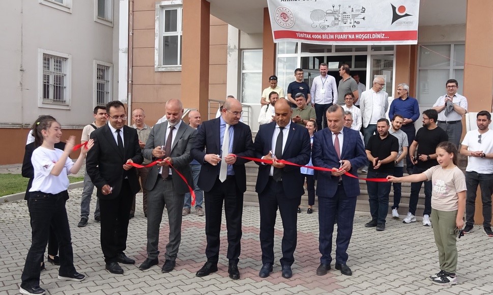 tavsanli-ahmet-ulucay-bilsemde-bilim-fuari-heyecani-yasandi