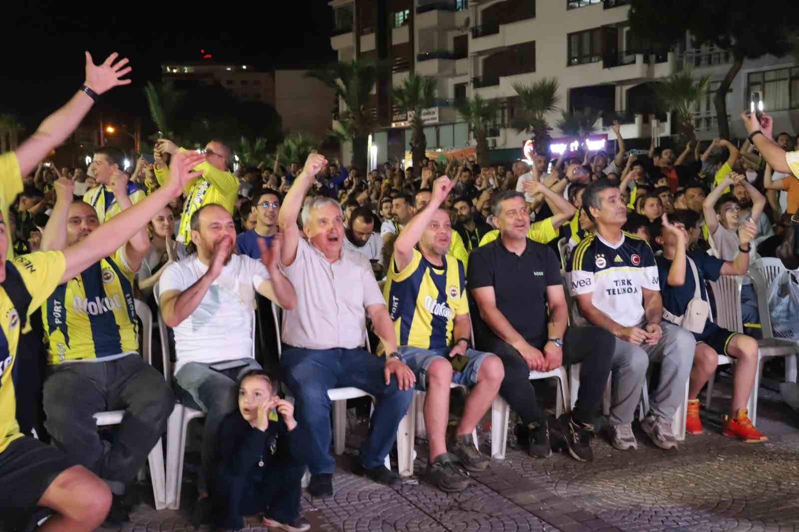 turgutluda-fenerbahce-bekonun-tarihi-zaferi-dev-ekranda-izlendi