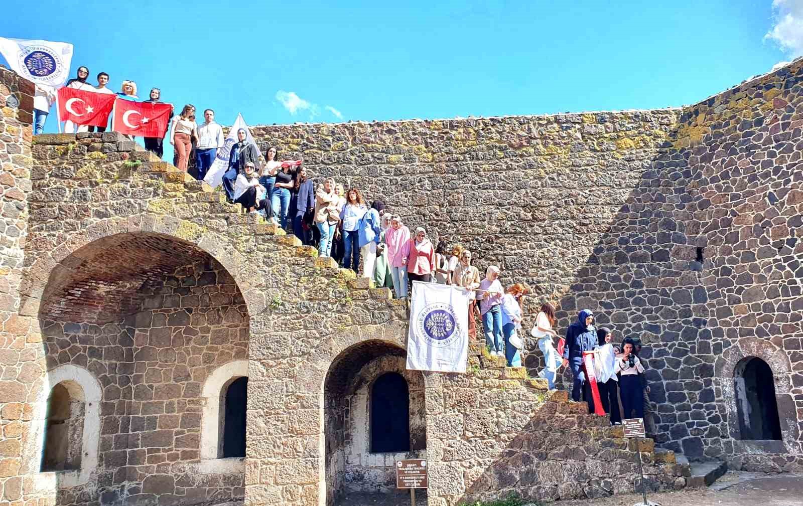 turizm-fakultesi-ogrencileri-tabyalarda-ders-yapti