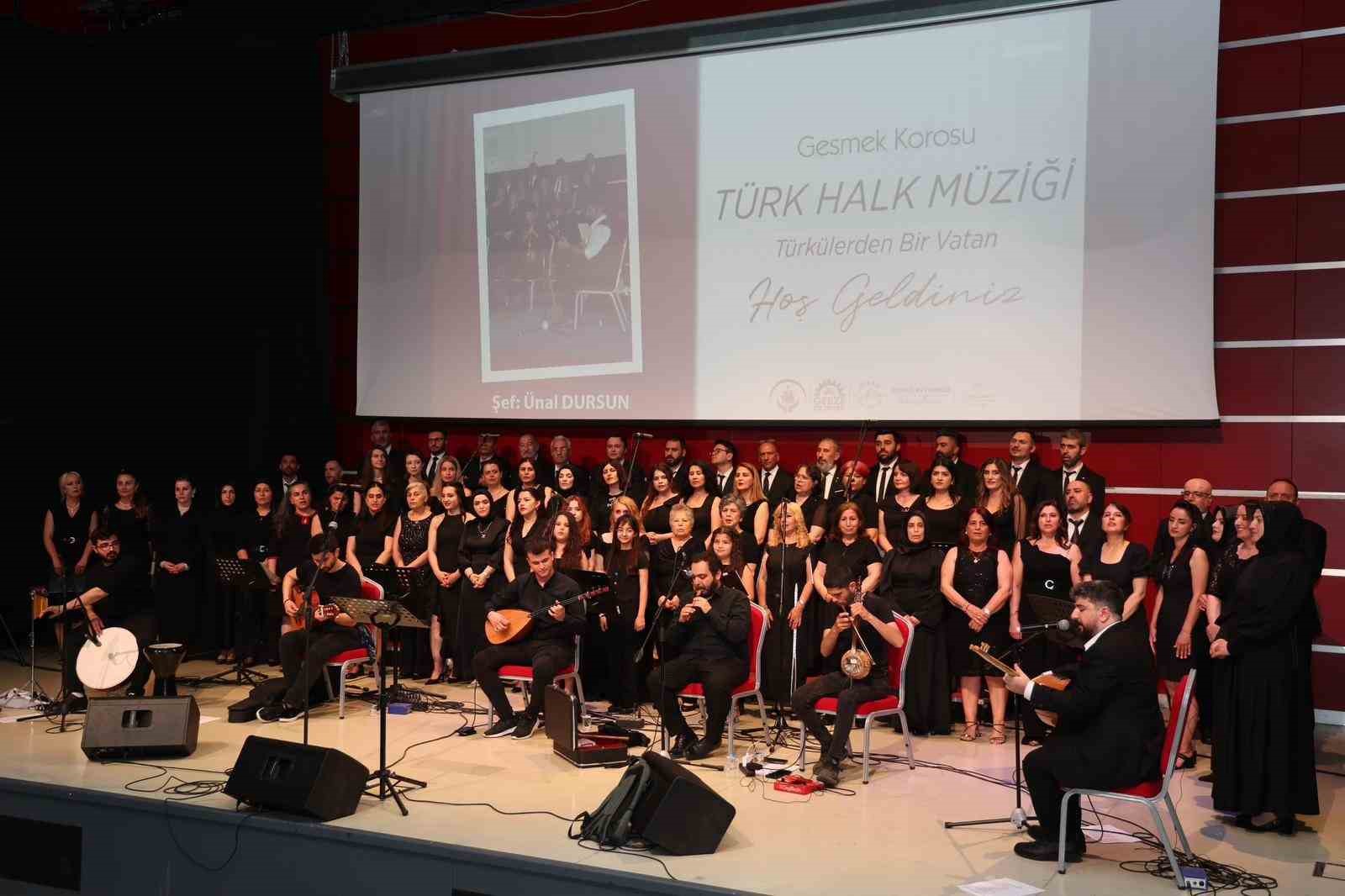 turk-halk-muzigi-korosu-dinleyenlerini-adeta-kulturel-yolculuga-cikardi