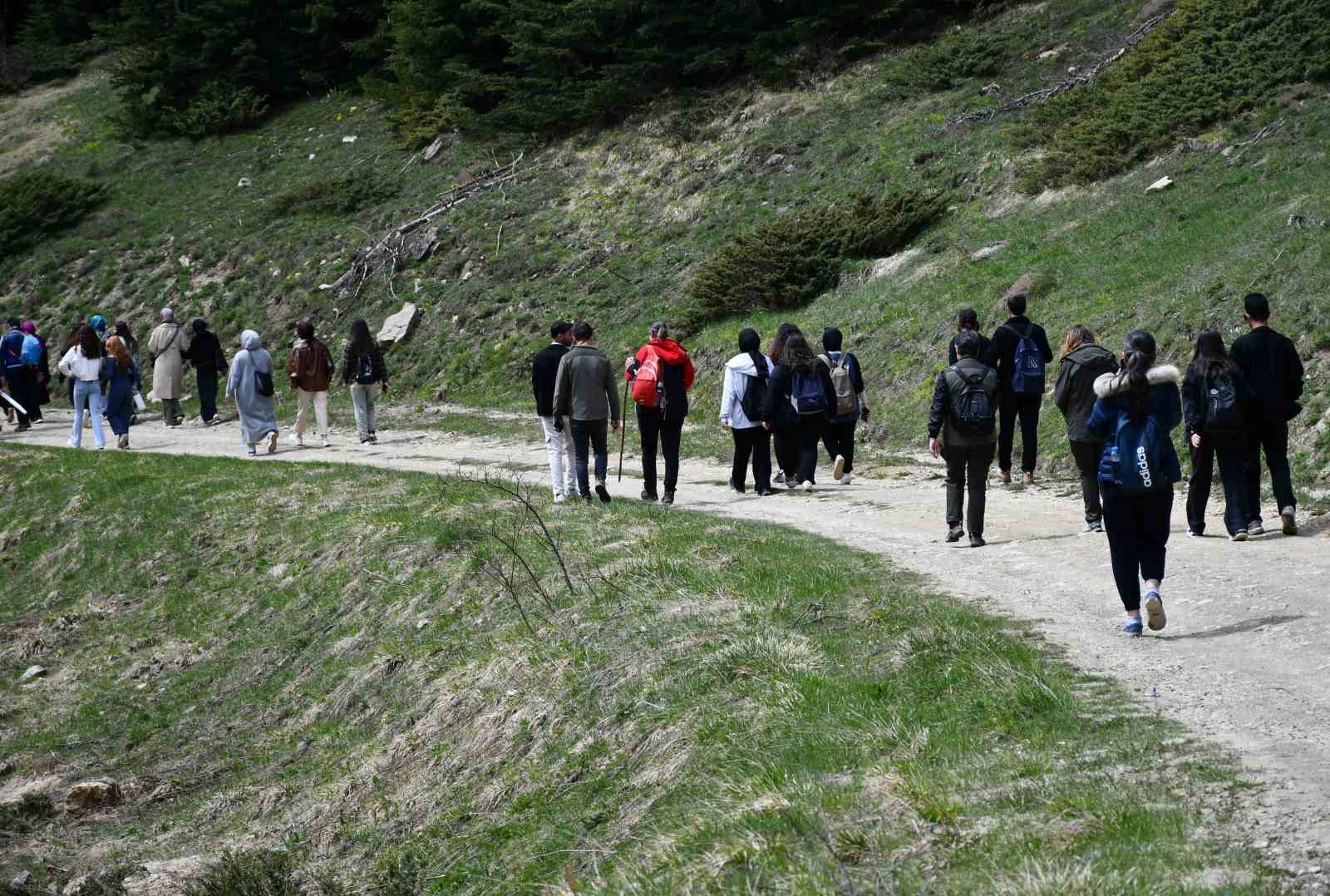 universite-ogrencileri-dersi-ilgaz-daginda-isledi