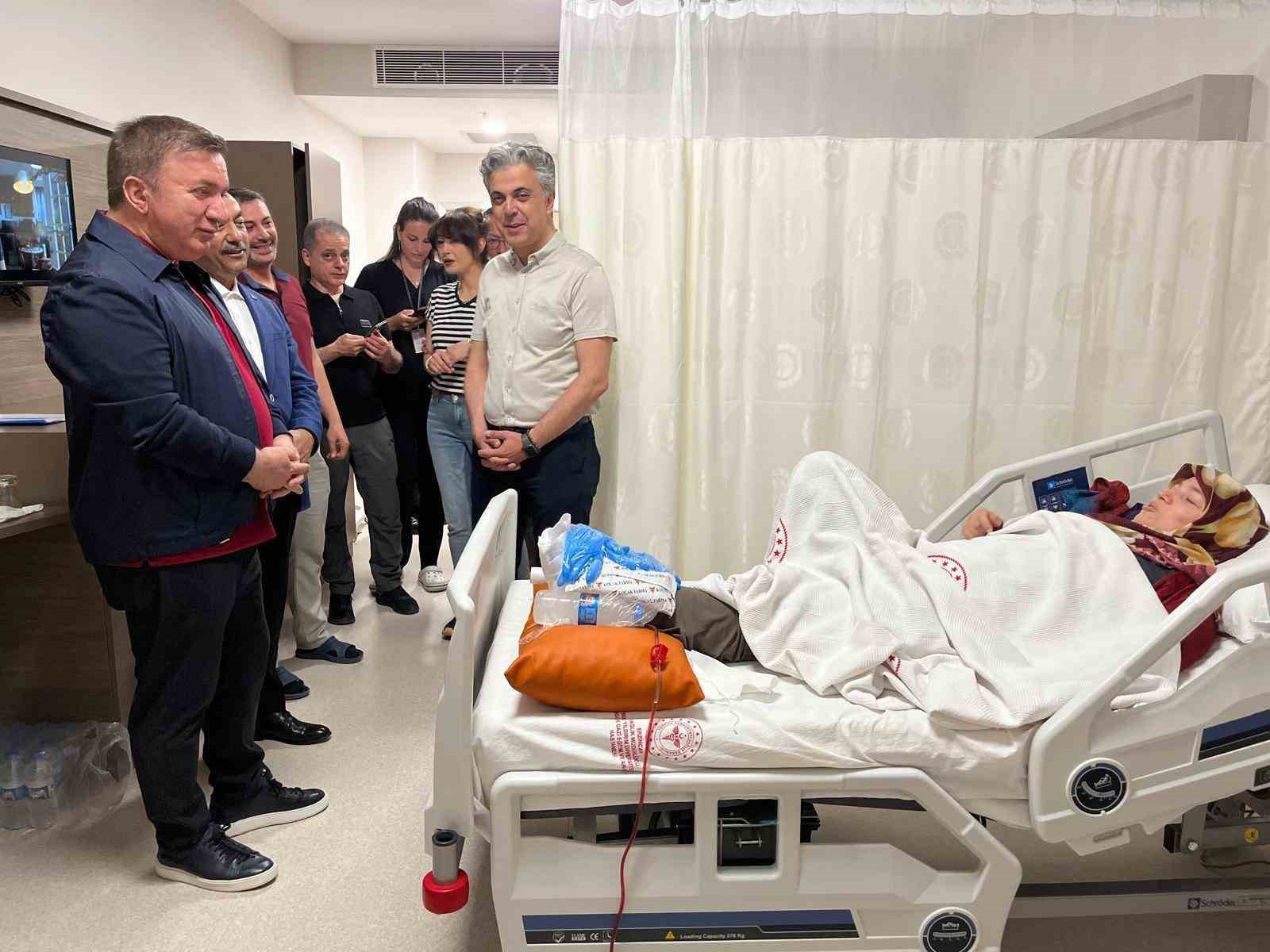 vali-aydogdu-hastanede-tedavi-goren-hastalara-ziyarette-bulundu