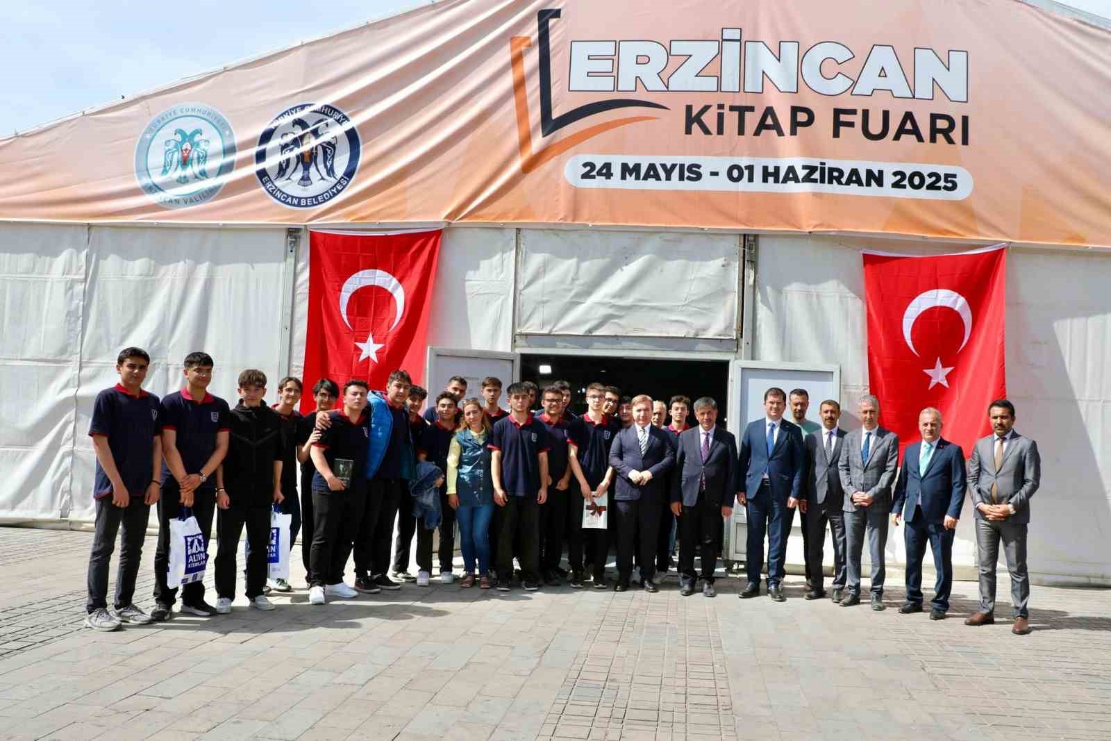 vali-aydogdu-kitap-gunumuzun-yuzeysellesen-dunyasinda-bize-derinlesmeyi-ince-dusunmeyi-ogretiyor