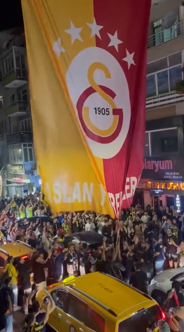 yalovada-fenerbahce-taraftarlarindan-galatasaray-bayraklarina-saldiri