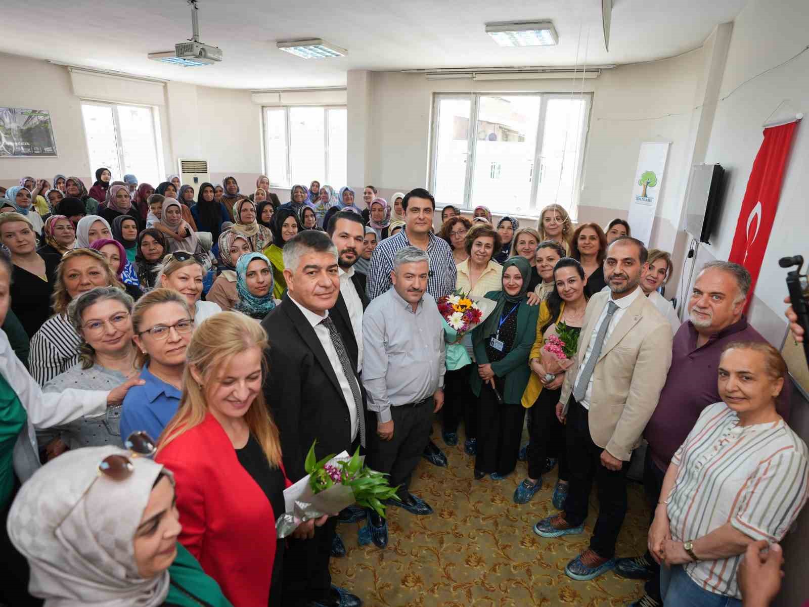 yilmaz-basarili-kursiyerlere-sertifikalarini-takdim-etti