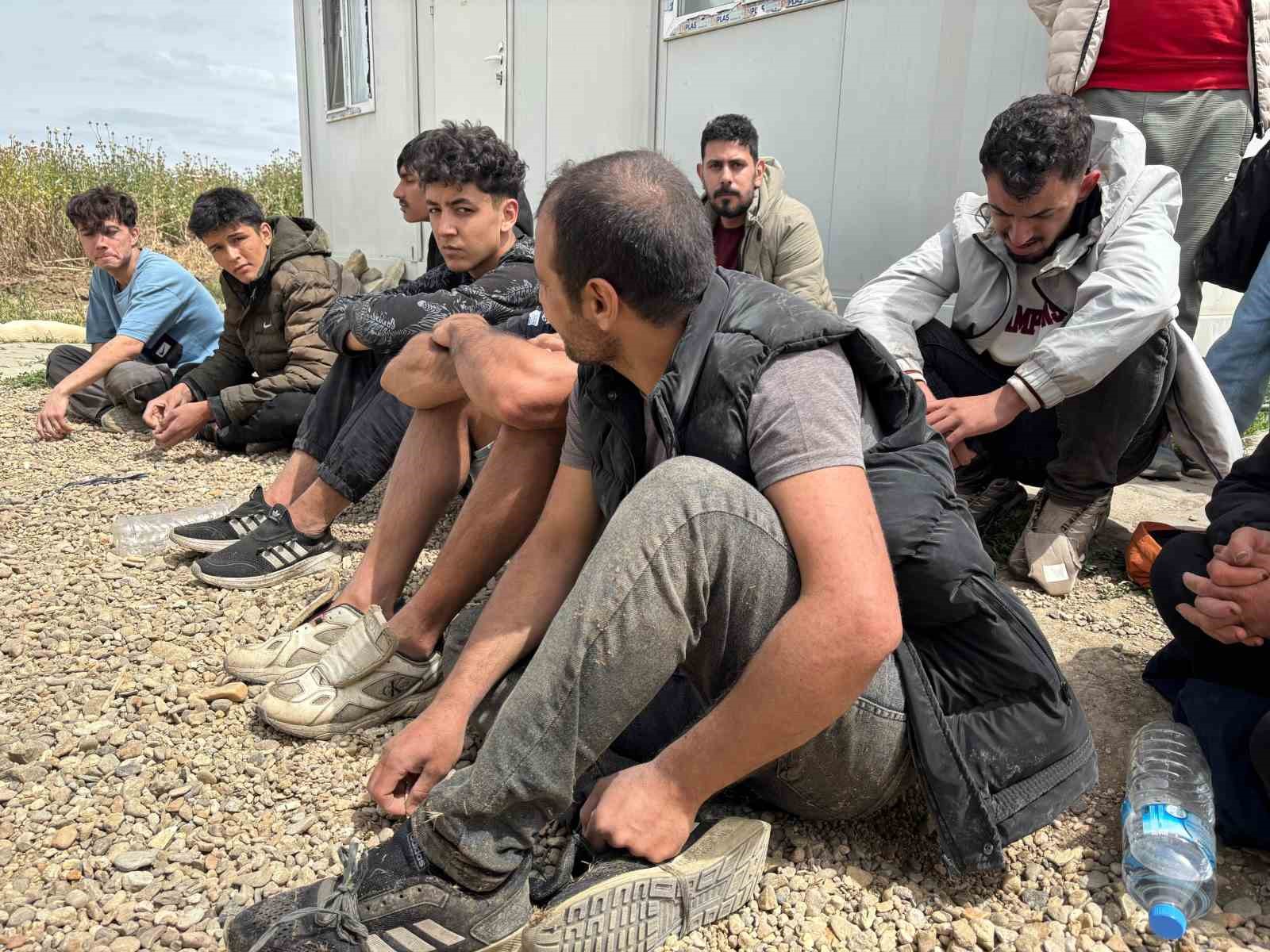 yunanistan-guvenlik-gucleri-aralarindan-cocuklarin-ve-kadinlarin-oldugu-18-gocmene-eziyet-etti
